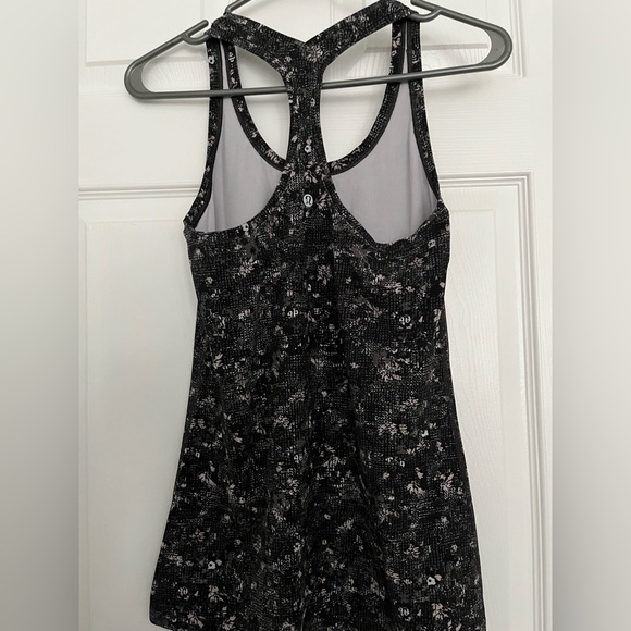 Black lululemon tank top with detailing size 8 - Picture 2 of 3